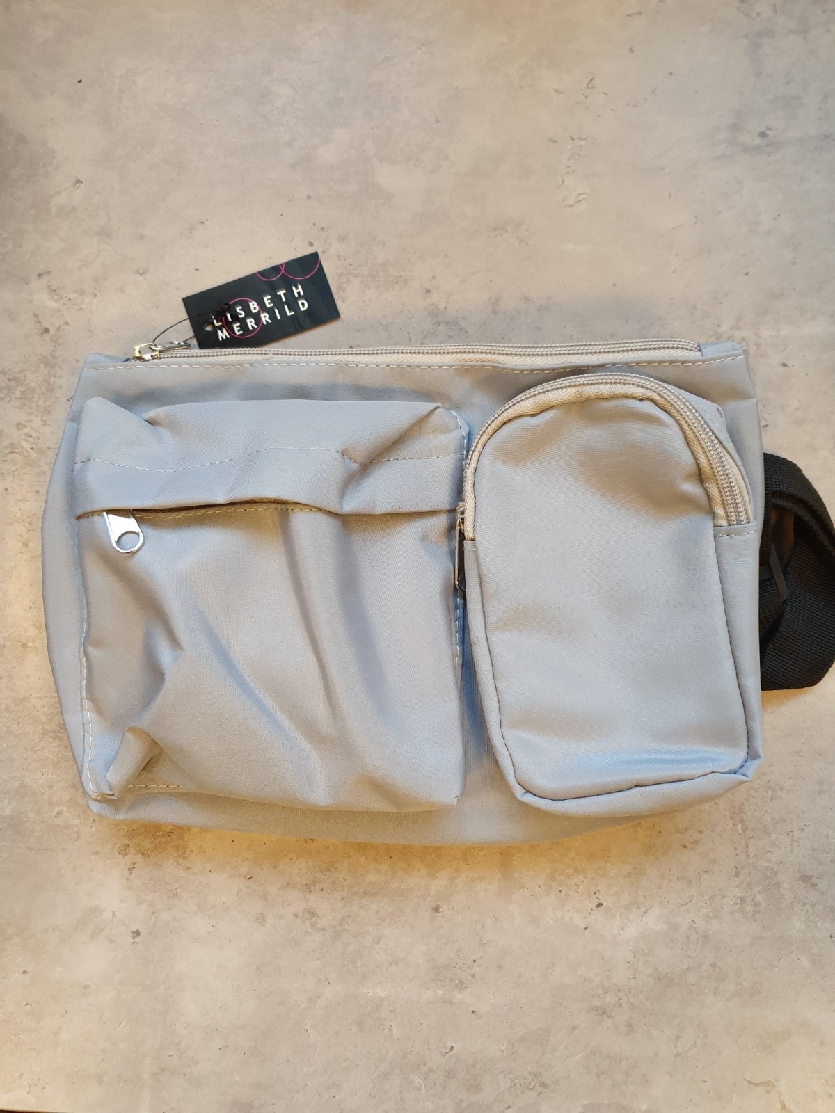 Crossover taske i grå nylon fra Lisbeth Merrild 249 kr.