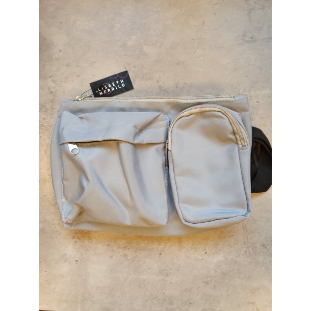 Crossover taske i grå nylon Lisbeth Merrild til 249 kr.