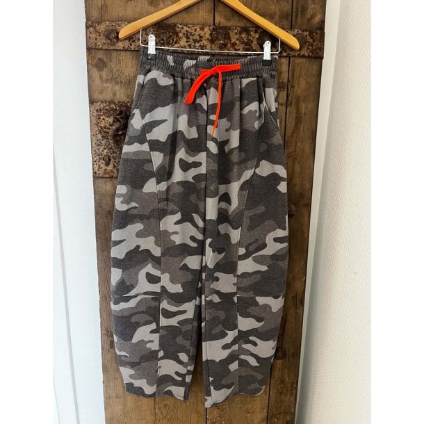 Not Allowed - Sweatbukser - khaki/beige camouflage