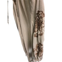 Qnuz - Boheme Kjole - beige m/tynde brune striber og broderier