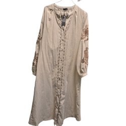 Qnuz - Boheme Kjole - beige m/tynde brune striber og broderier