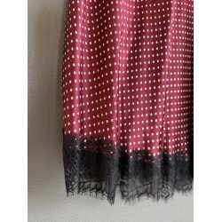 QNUZ -  Satin Nederdel -  bordeaux med hvide prikker og sort blondekant