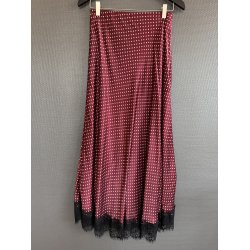 QNUZ -  Satin Nederdel -  bordeaux med hvide prikker og sort blondekant