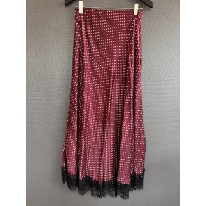 QNUZ -  Satin Nederdel -  bordeaux med hvide prikker og sort blondekant