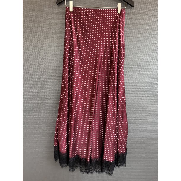 QNUZ -  Satin Nederdel -  bordeaux med hvide prikker og sort blondekant