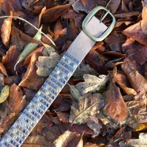 Beige lderblte med nitter - 85 cm